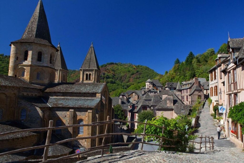 Oubliez Carcassonne : cette cité médiévale de l’Aveyron est un joyau sous les couleurs de l’automne, sans la foule