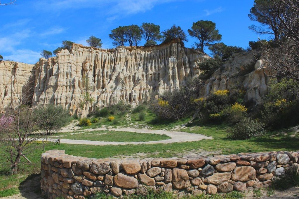 Personne ne connaît ce paysage unique en France : des falaises sculptées qui ressemblent à des orgues géants
