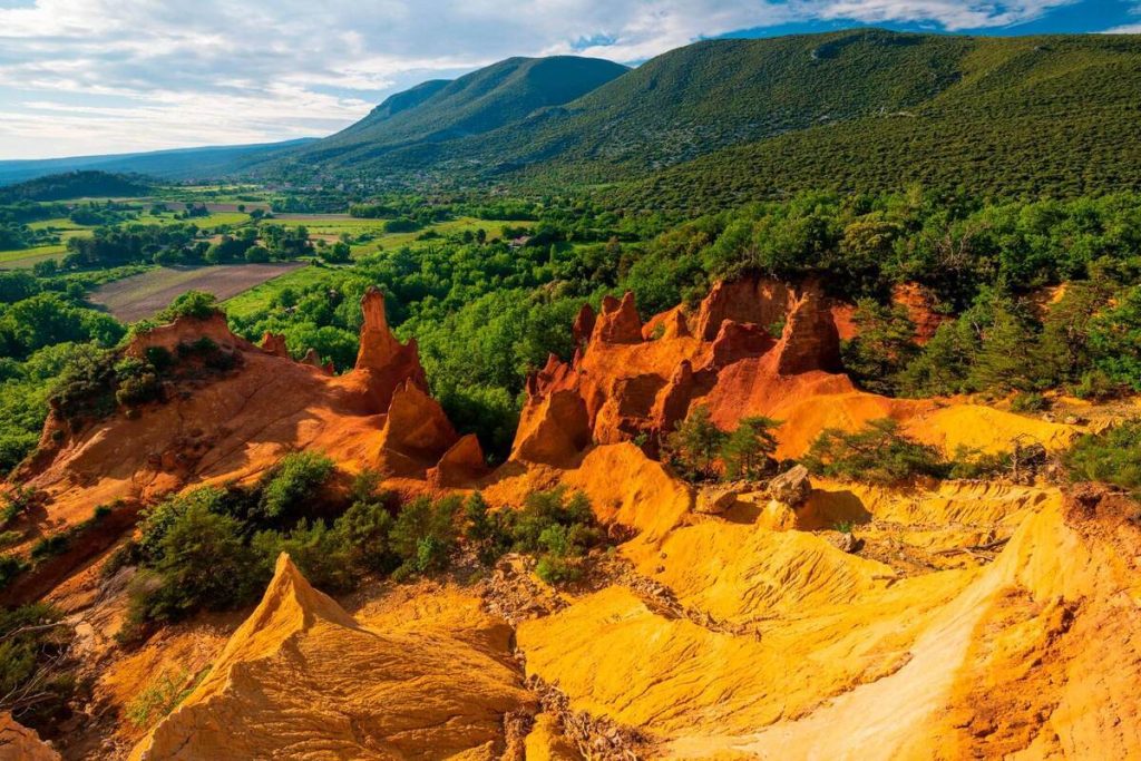 Le saviez-vous ? La France possède son propre « Colorado », un paysage ocre et dépaysant en plein cœur de la Provence 