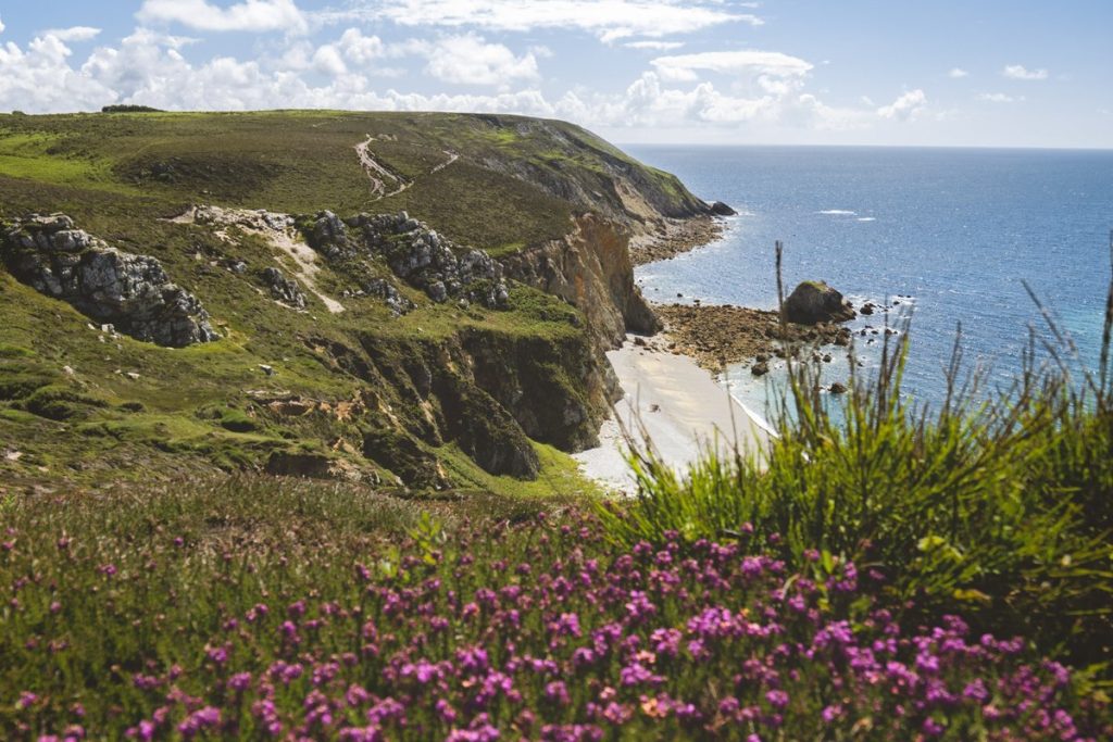 Oubliez l’Irlande : la presqu’île de Crozon en Bretagne est un concentré de paysages celtiques sauvages