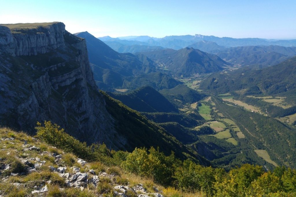 Oubliez les Cévennes : le Vercors offre des routes vertigineuses et des plateaux spectaculaires à l&rsquo;arrière-saison