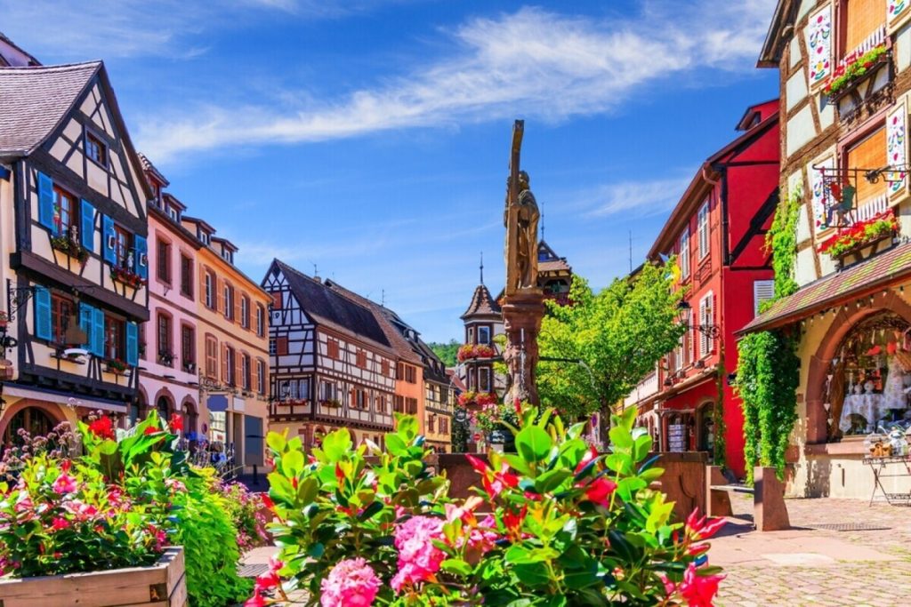 Oubliez Strasbourg : ce village d’Alsace abrite le marché de Noël le plus authentique et le moins bondé 
