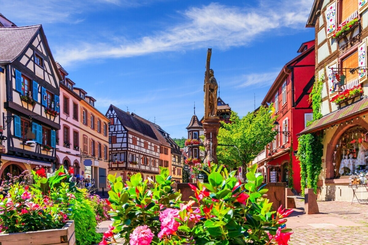 Oubliez Strasbourg : ce village d’Alsace abrite le marché de Noël le plus authentique et le moins bondé