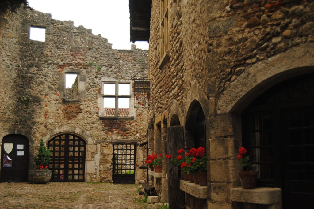 L&rsquo;Ain cache ce plus beau village de France au cœur d&rsquo;une forêt aux couleurs d&rsquo;or en octobre 