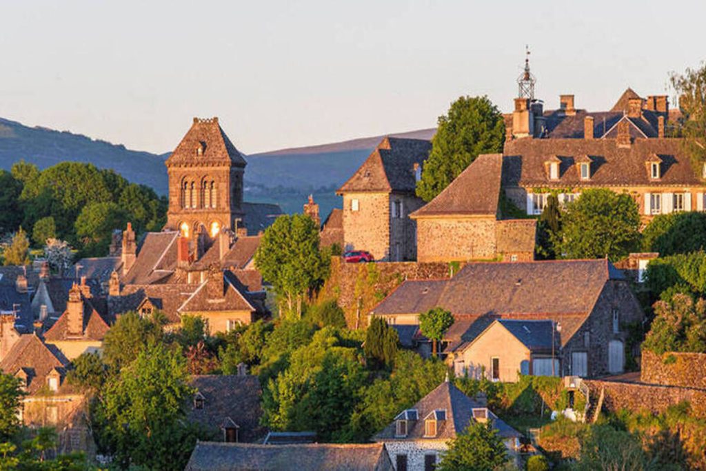 Le Cantal révèle ce plus beau village de France, un joyau aux toits de lauze sous la brume d’automne 