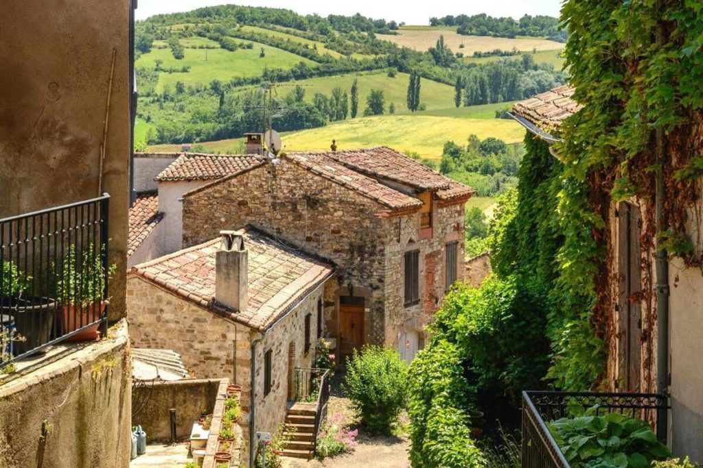 À 1h30 de Toulouse, ce village perché est la destination parfaite pour une escapade gourmande à la Toussaint 