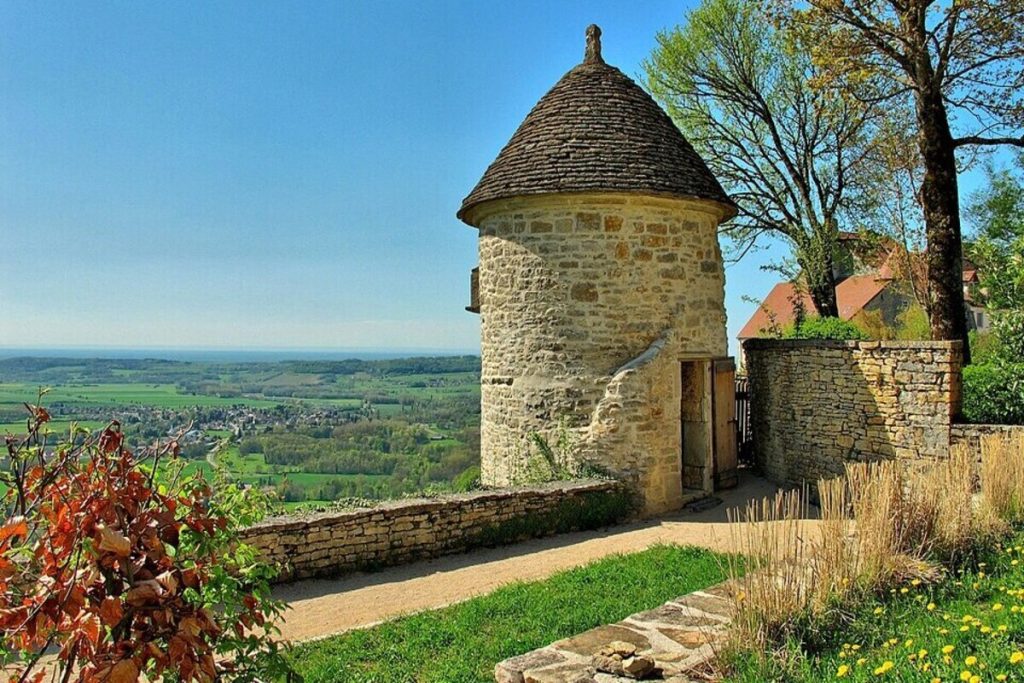 Le Jura abrite ce plus beau village de France et ses vendanges tardives du vin jaune, un spectacle unique 