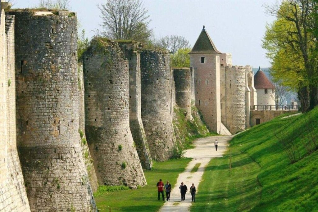 À 2h de Paris, ce village médiéval est la destination idéale pour un week-end de la Toussaint en famille 