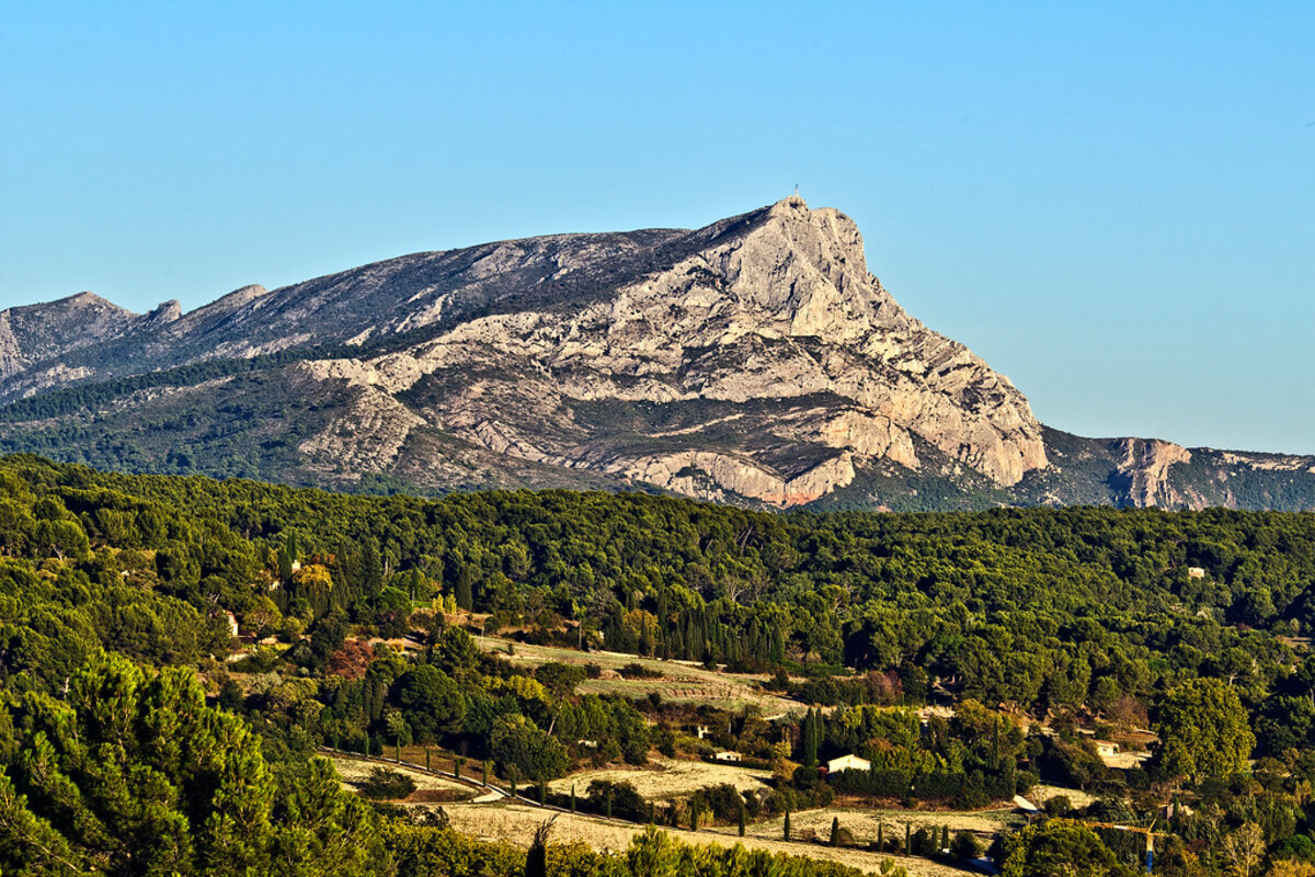 À 45 minutes de Marseille, la montagne Sainte-Victoire offre ses plus belles couleurs pour une randonnée automnale