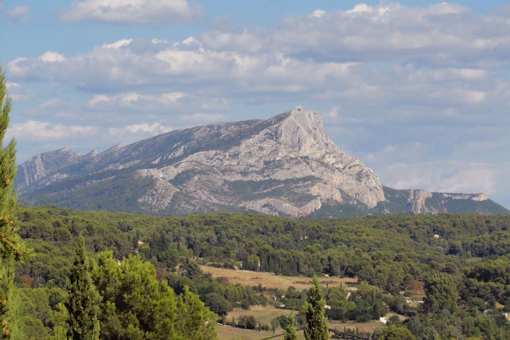 À 2h de Marseille, cette randonnée facile vous mène à la montagne préférée de Cézanne, sublime en automne 