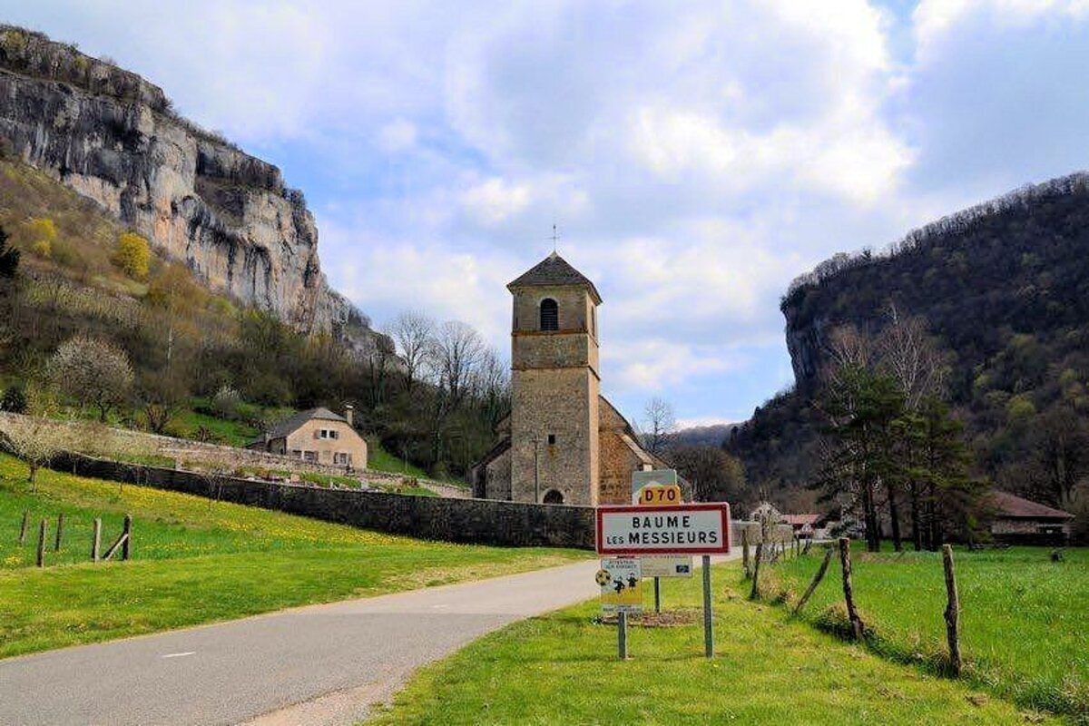 Le saviez-vous ? Ce village du Jura abrite une abbaye impériale qui est un chef-d’œuvre de l’art roman