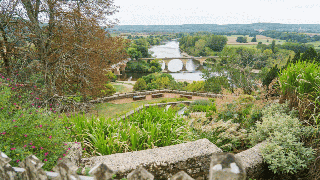le saviez vous ce plus beau village de france en dordogne cache un escalier monumental de 365 marches