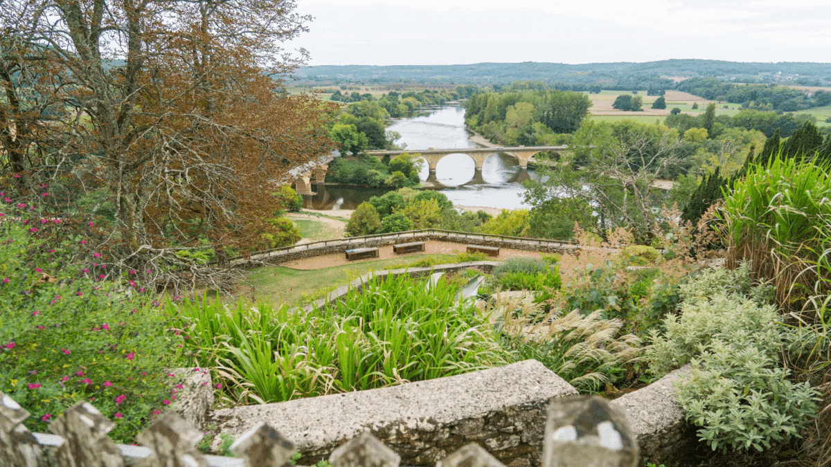 le saviez vous ce plus beau village de france en dordogne cache un escalier monumental de 365 marches