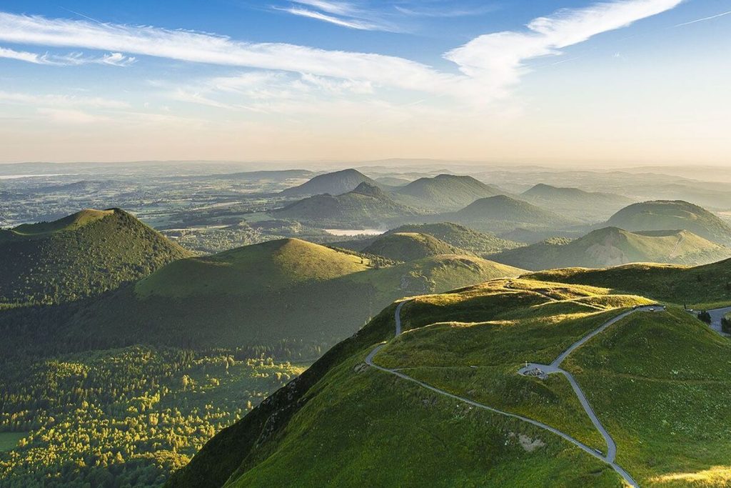 La randonnée d&rsquo;automne secrète en Auvergne pour admirer les volcans aux couleurs flamboyantes 