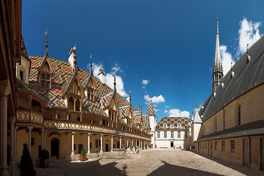 L’incroyable histoire de l’Hôtel-Dieu de Beaune, un trésor de l’architecture médiévale