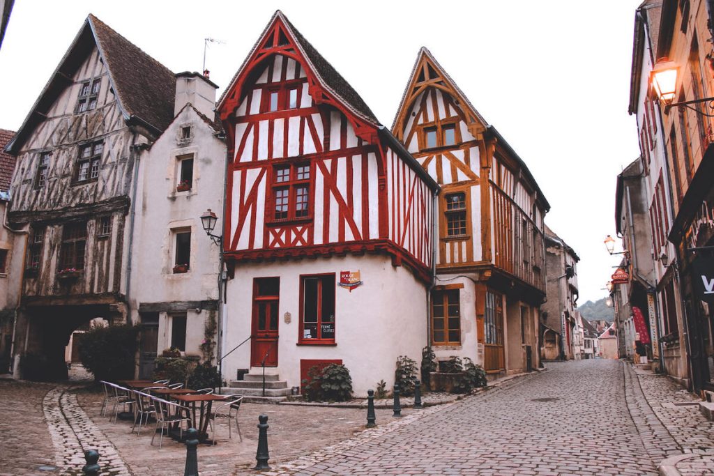 Ce village de Bourgogne est le seul à posséder une « rue couverte » médiévale