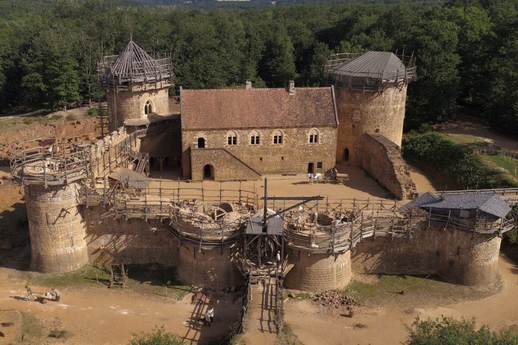 Le secret du « Château de Guédelon » : ils construisent un château fort avec les techniques du XIIIe siècle 