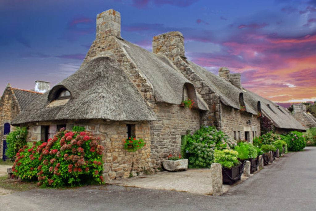 Ce village breton est célèbre pour ses chaumières, un décor de carte postale 