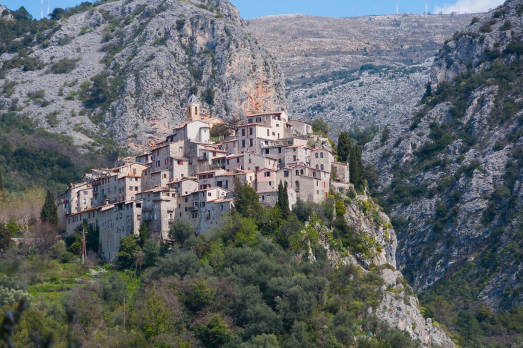 Ce village des Alpes-Maritimes est perché comme un nid d’aigle, offrant une vue plongeante sur la Méditerranée, magique en automne