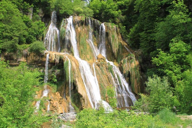 Ce village de l'Ain est construit autour d'une cascade spectaculaire ...