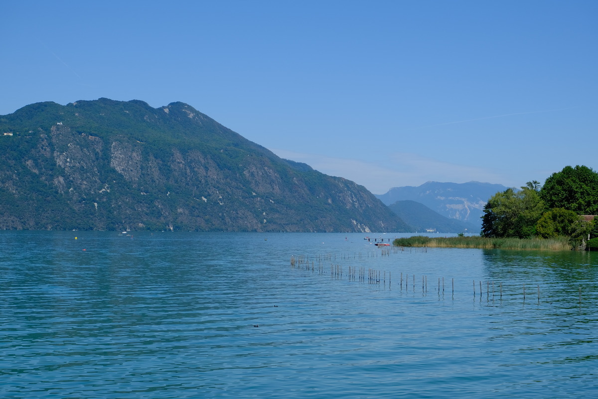 Moins touristique qu’Annecy, ce lac des Alpes est un paradis tranquille aux couleurs d’automne spectaculaires