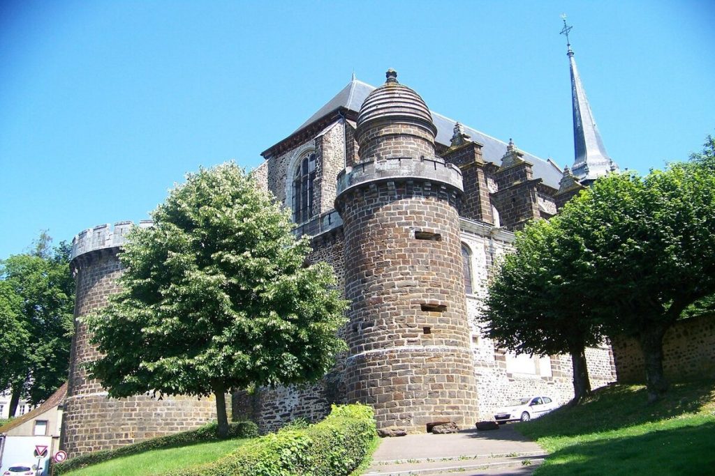 Ce village de l&rsquo;Yonne est le lieu de naissance de l&rsquo;inventeur du dictionnaire, Pierre Larousse, dont la maison est devenue un musée 