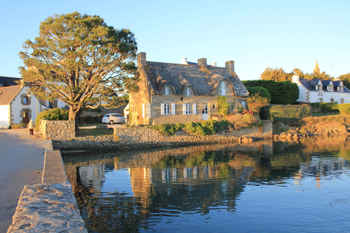 Ce petit village de pêcheurs breton, loin des sentiers battus, offre une atmosphère unique et poétique en automne