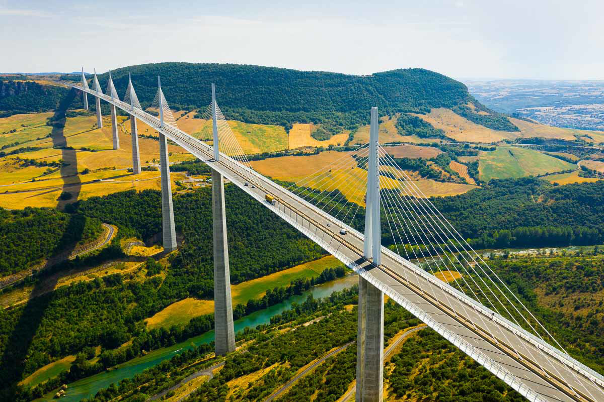 Ce village de l’Aveyron abrite un viaduc spectaculaire, un chef-d’œuvre d’architecture moderne qui enjambe la vallée