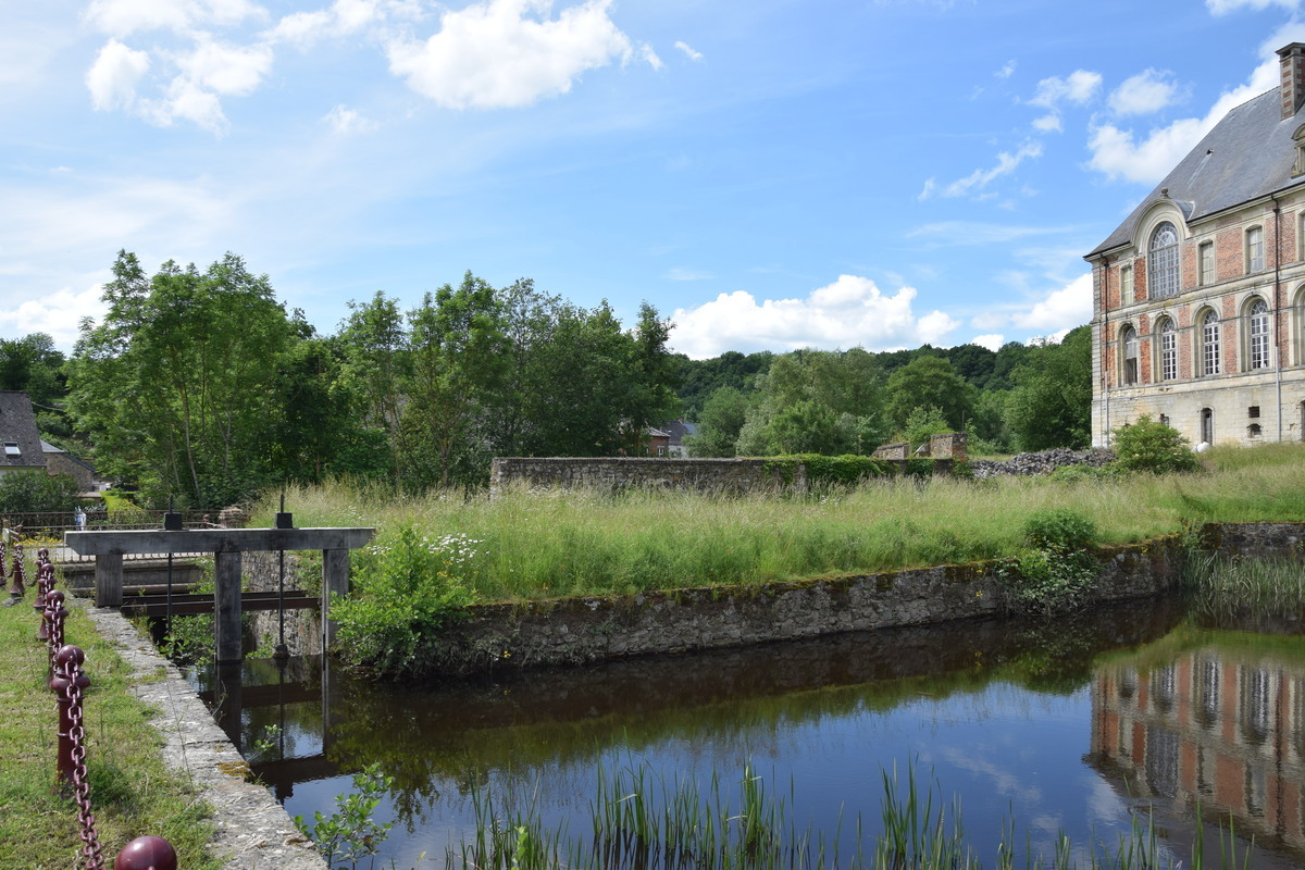 Ce village de l’Aisne, avec son abbaye majestueuse, est un trésor d’architecture à visiter dans le calme de l’automne