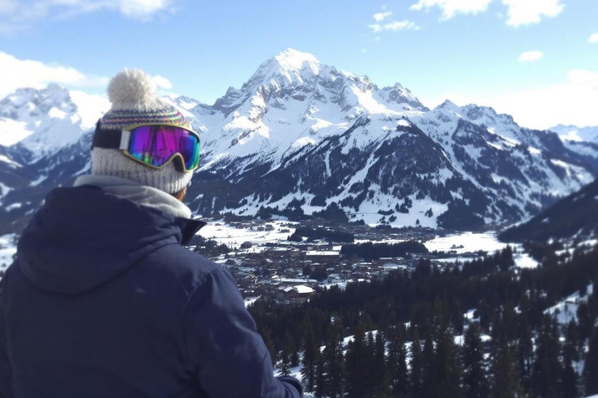 Lovée au pied du Mont-Blanc, cette station de ski attire les passionnés de paysages spectaculaires
