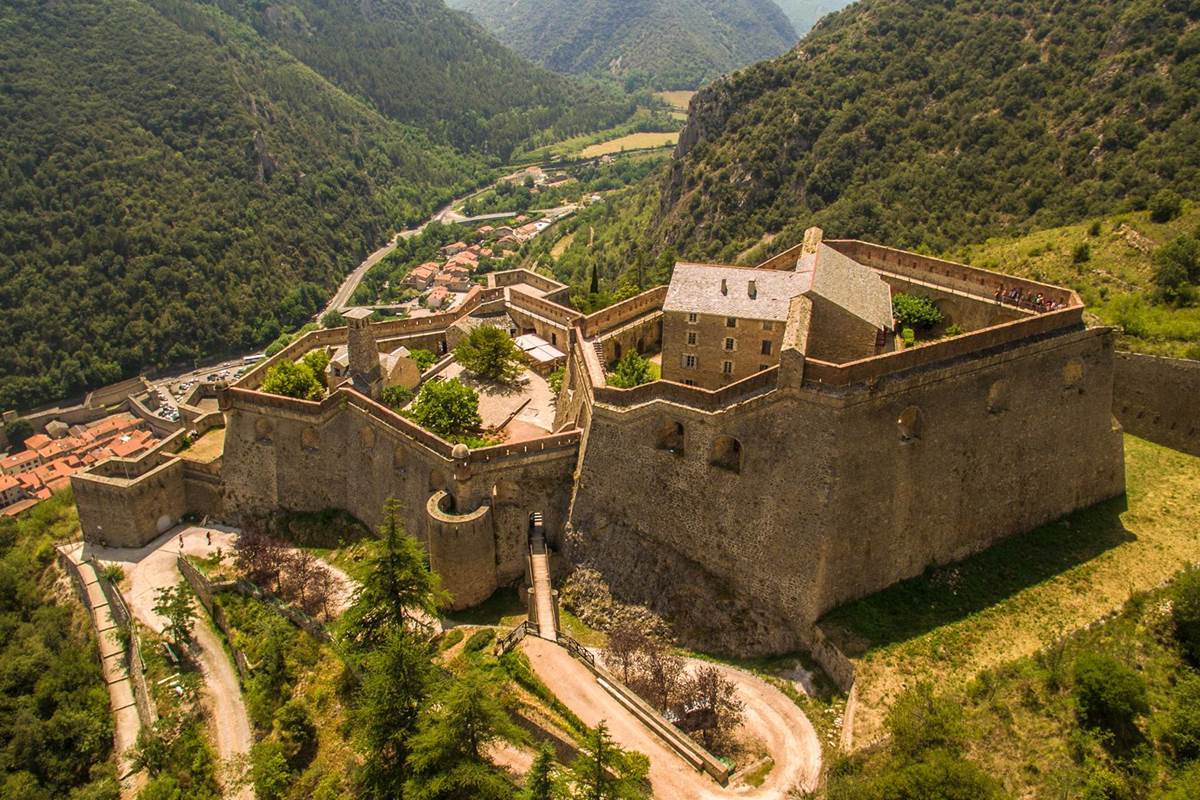 Au pied des Pyrénées, ce village catalan est le plus beau de France, aux teintes chaudes et éclatantes