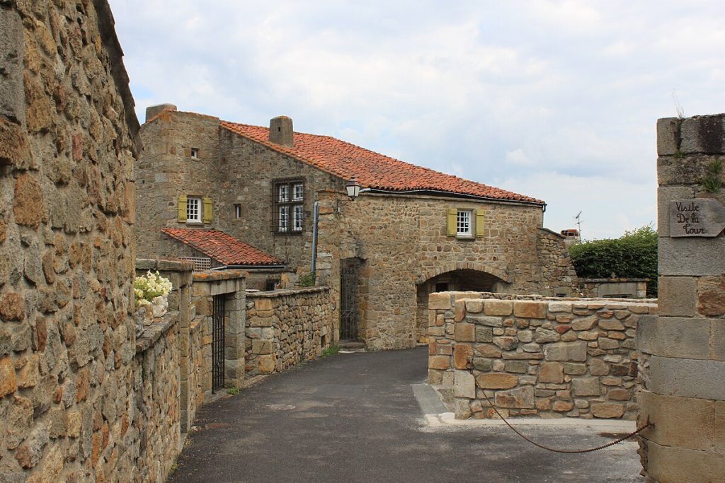 La Toscane auvergnate : ce village du Puy-de-Dôme à 40 min de Clermont-Ferrand va vous séduire