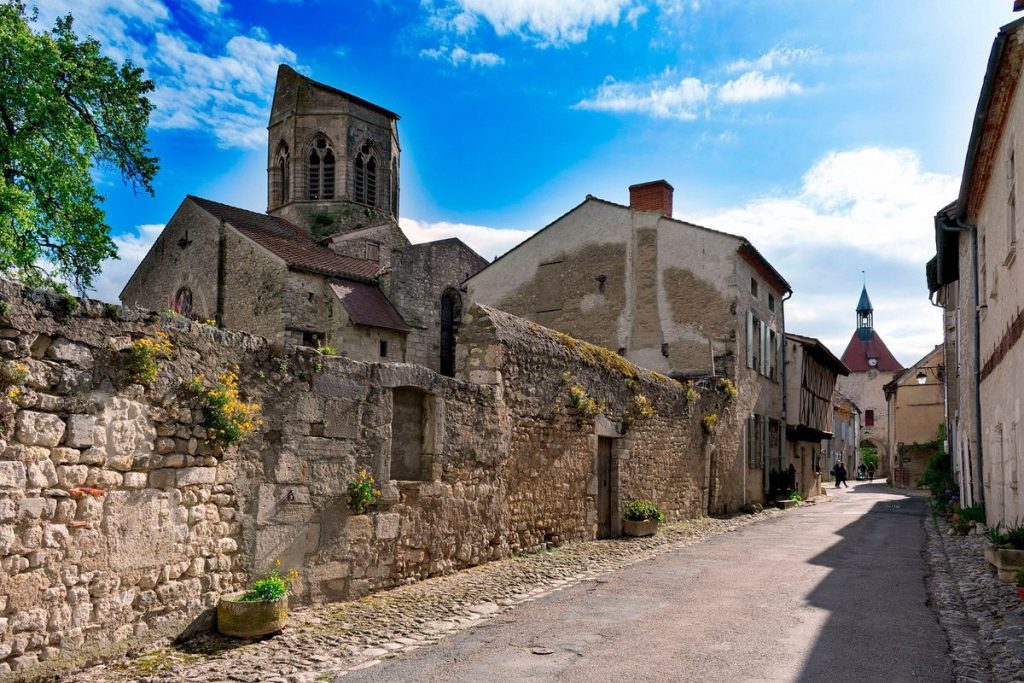 Connaissez-vous ce ravissant village perché en Auvergne, classé parmi les plus beaux villages de France ?