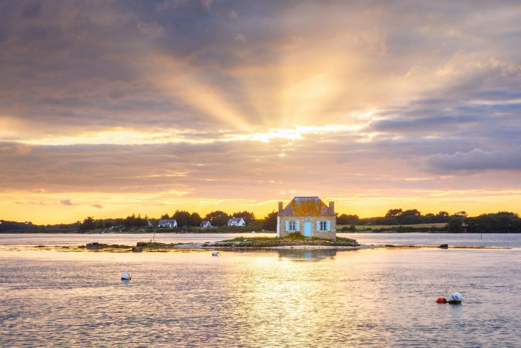 Le Morbihan abrite ce plus beau village de France et son petit port aux maisons de granit