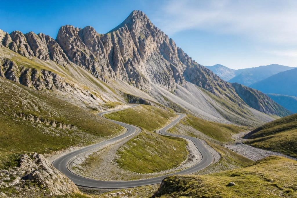 Les grands cols des Alpes incontournables en 2026