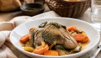 Tranches de cœur de veau poêlées, dorées et rosées à cœur, servies avec une sauce au persil et à l'ail dans une poêle en fonte